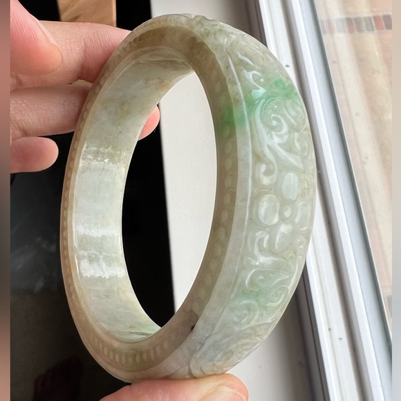 💚💯Authentic traditional carved green/yellow/white Jade bangle translucent - Picture 8 of 9